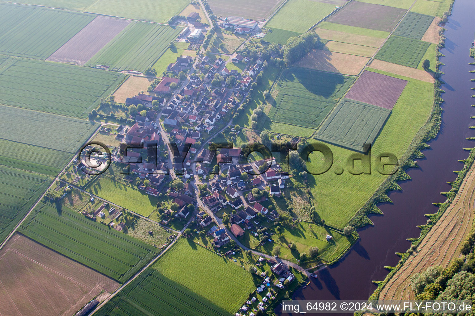 Vue aérienne de Zones riveraines de la Weser à le quartier Grave in Brevörde dans le département Basse-Saxe, Allemagne