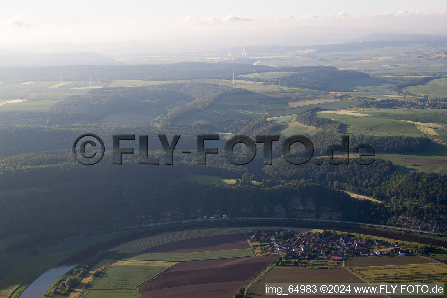 Vue aérienne de Centrale nucléaire Grohnde à distance à le quartier Grohnde in Emmerthal dans le département Basse-Saxe, Allemagne