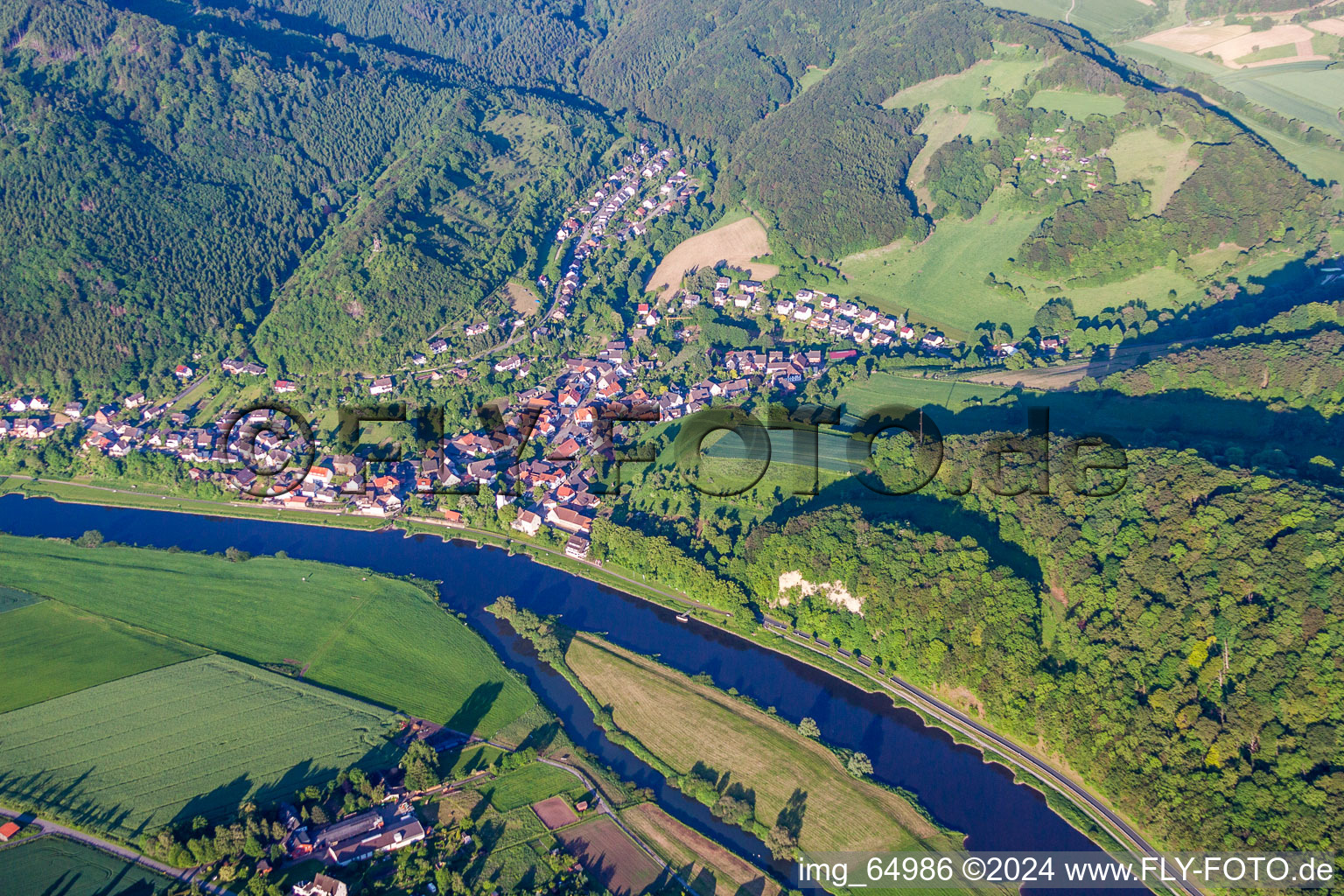 Vue aérienne de Zones riveraines de la Weser à le quartier Rühle in Bodenwerder dans le département Basse-Saxe, Allemagne