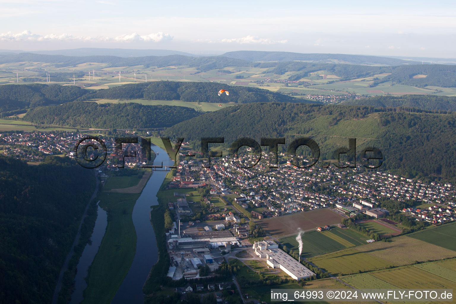 Vue aérienne de Zones riveraines de la Weser à Bodenwerder dans le département Basse-Saxe, Allemagne
