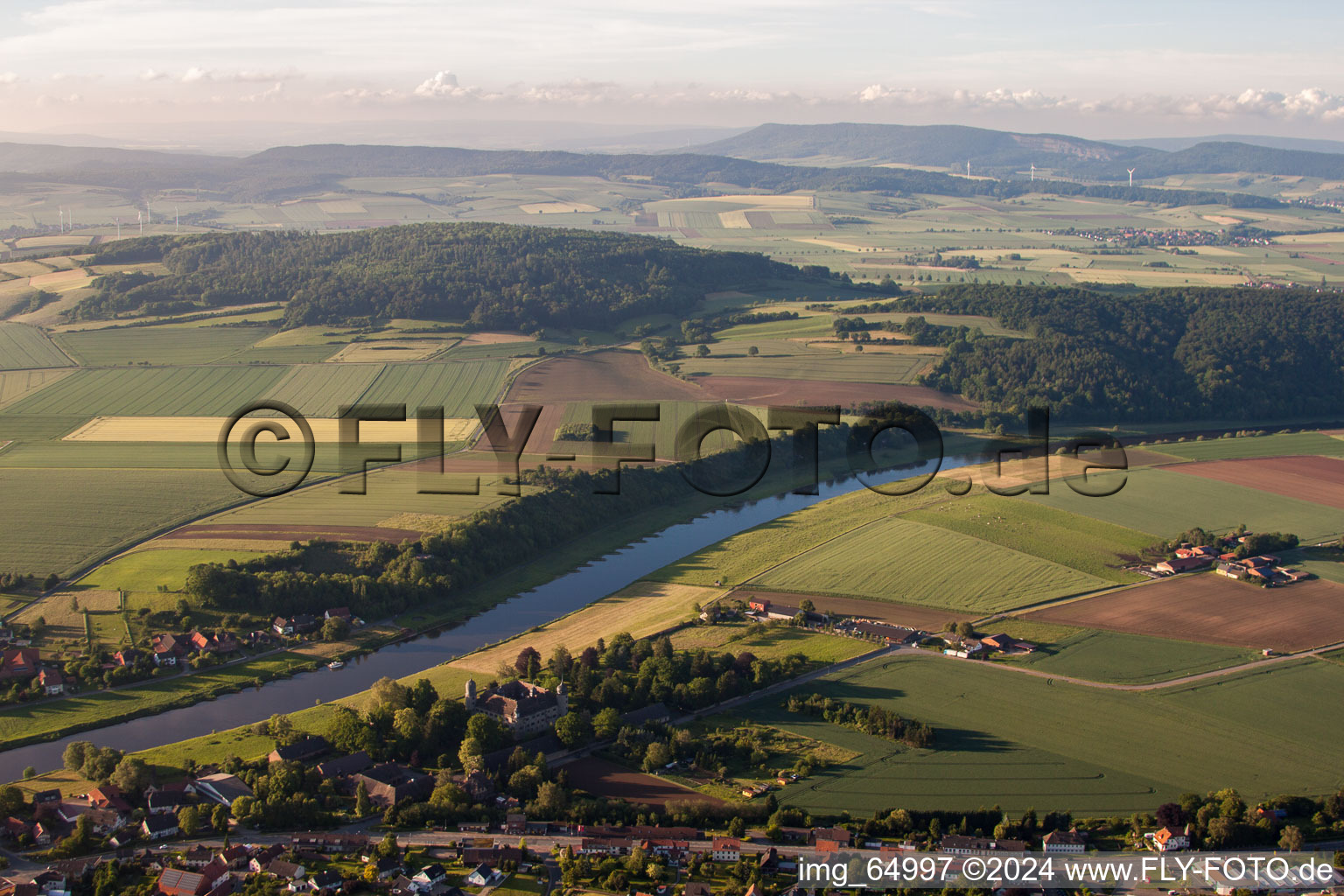 Vue aérienne de Zones riveraines de la Weser dans le district de Daspe à Hehlen dans le département Basse-Saxe, Allemagne