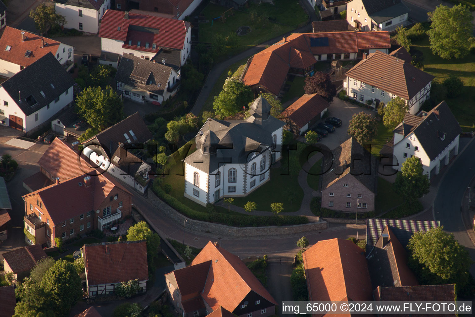 Vue aérienne de Paroisse Hehlen-Hohe au centre du village dans le quartier Daspe à Hehlen dans le département Basse-Saxe, Allemagne
