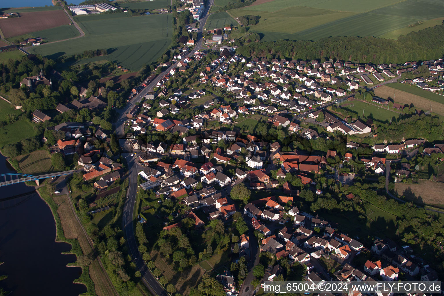 Vue aérienne de Zones riveraines de la Weser à le quartier Daspe in Hehlen dans le département Basse-Saxe, Allemagne