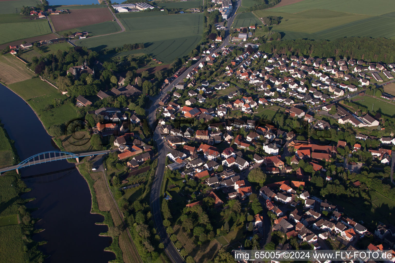 Photographie aérienne de Zones riveraines de la Weser dans le district de Daspe à Hehlen dans le département Basse-Saxe, Allemagne