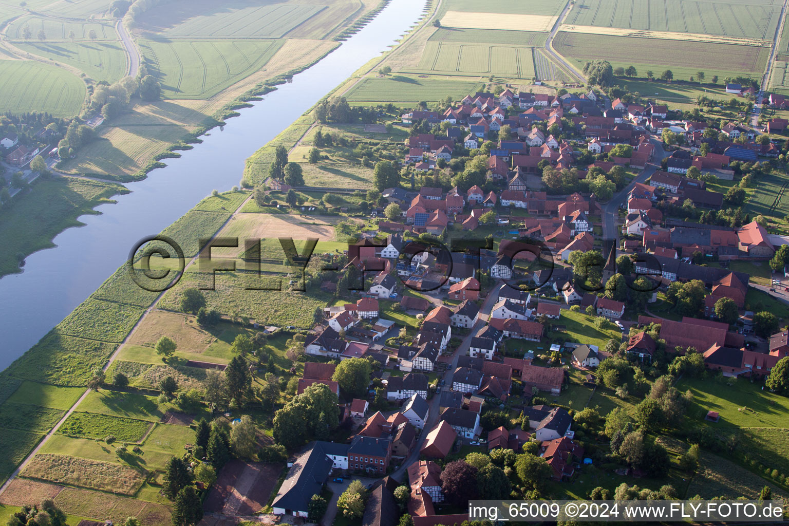 Vue aérienne de Zones riveraines de la Weser à le quartier Hajen in Emmerthal dans le département Basse-Saxe, Allemagne