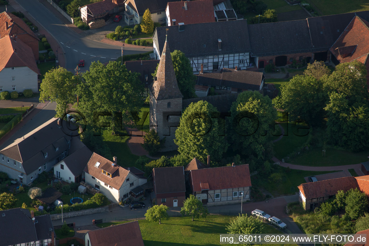 Vue aérienne de Bâtiment d'église au centre du village à le quartier Hajen in Emmerthal dans le département Basse-Saxe, Allemagne