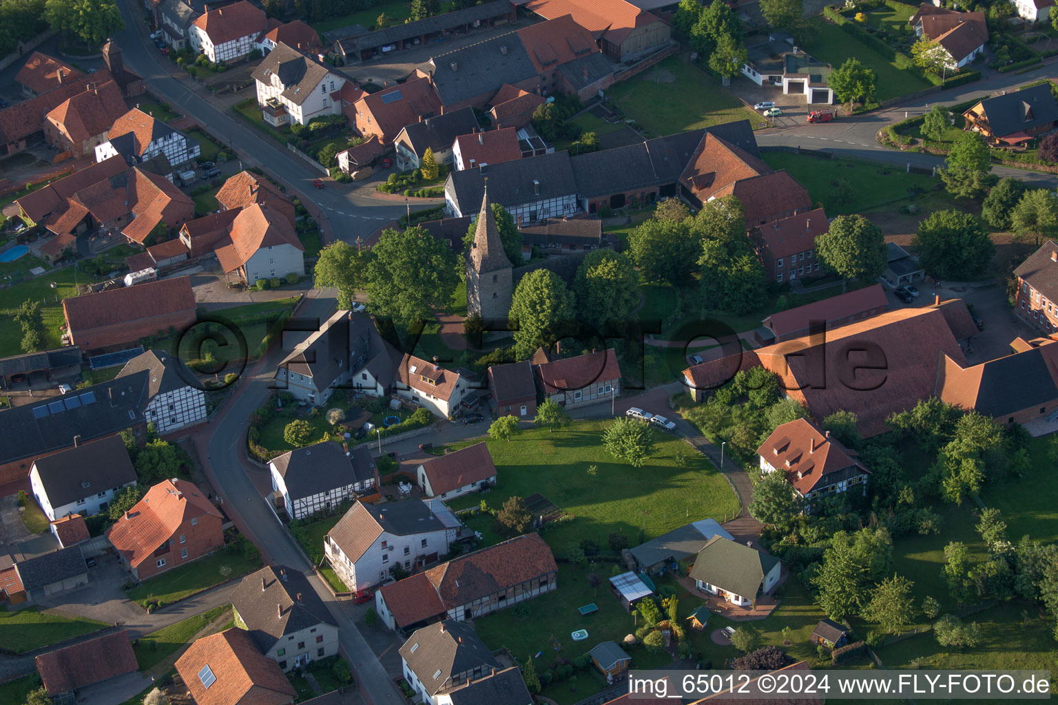 Vue aérienne de Bâtiment d'église au centre du village à le quartier Hajen in Emmerthal dans le département Basse-Saxe, Allemagne