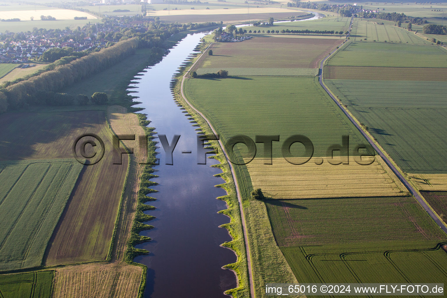 Vue aérienne de Blocs réacteurs, structures de tours de refroidissement et installations de la centrale nucléaire - centrale nucléaire - centrale nucléaire Grohnde sur la Weser à le quartier Grohnde in Emmerthal dans le département Basse-Saxe, Allemagne