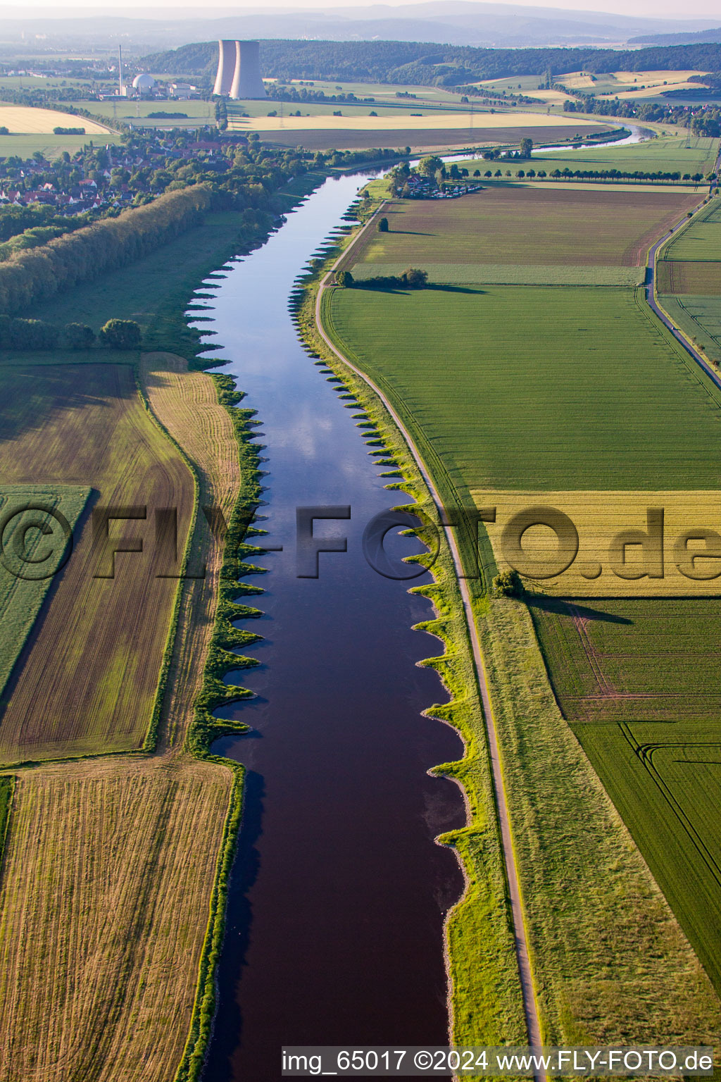 Vue aérienne de Cours de la Weser vers Grohnde avec des épis des deux côtés à le quartier Hajen in Emmerthal dans le département Basse-Saxe, Allemagne