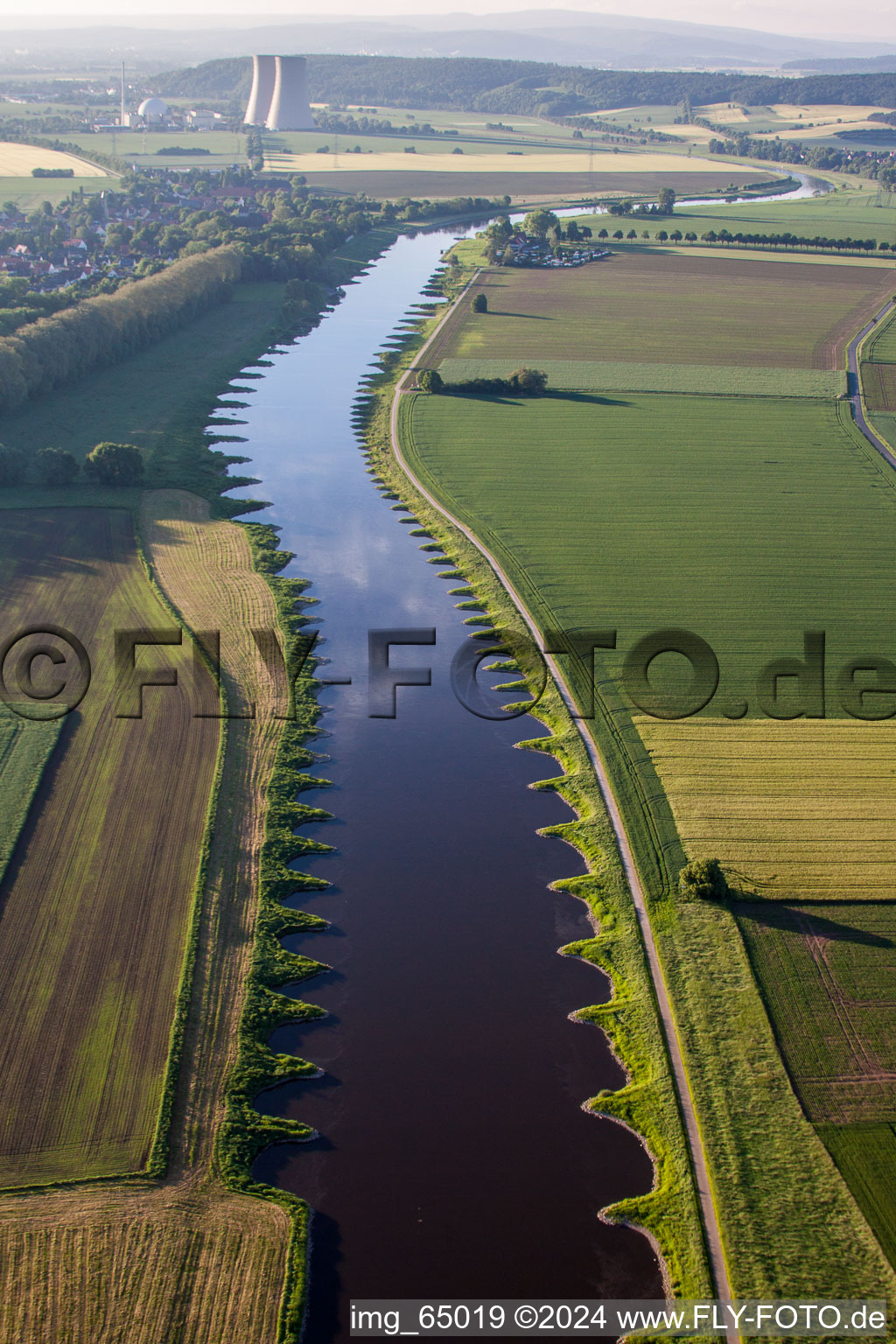 Vue aérienne de Blocs réacteurs, structures de tours de refroidissement et installations de la centrale nucléaire - centrale nucléaire - centrale nucléaire Grohnde sur la Weser à le quartier Grohnde in Emmerthal dans le département Basse-Saxe, Allemagne