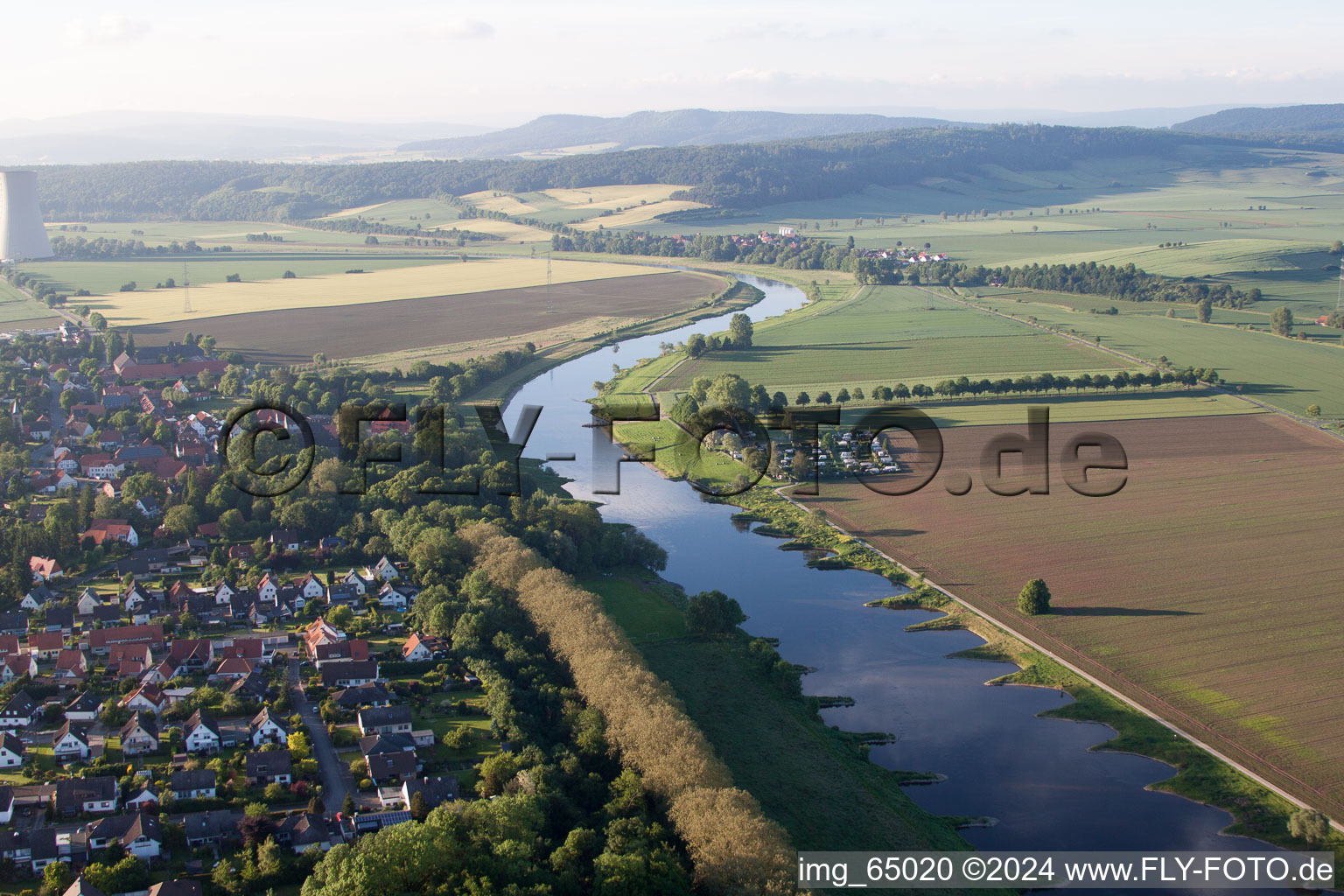 Vue aérienne de Camping Grohnder Fährhjaus à le quartier Hajen in Emmerthal dans le département Basse-Saxe, Allemagne