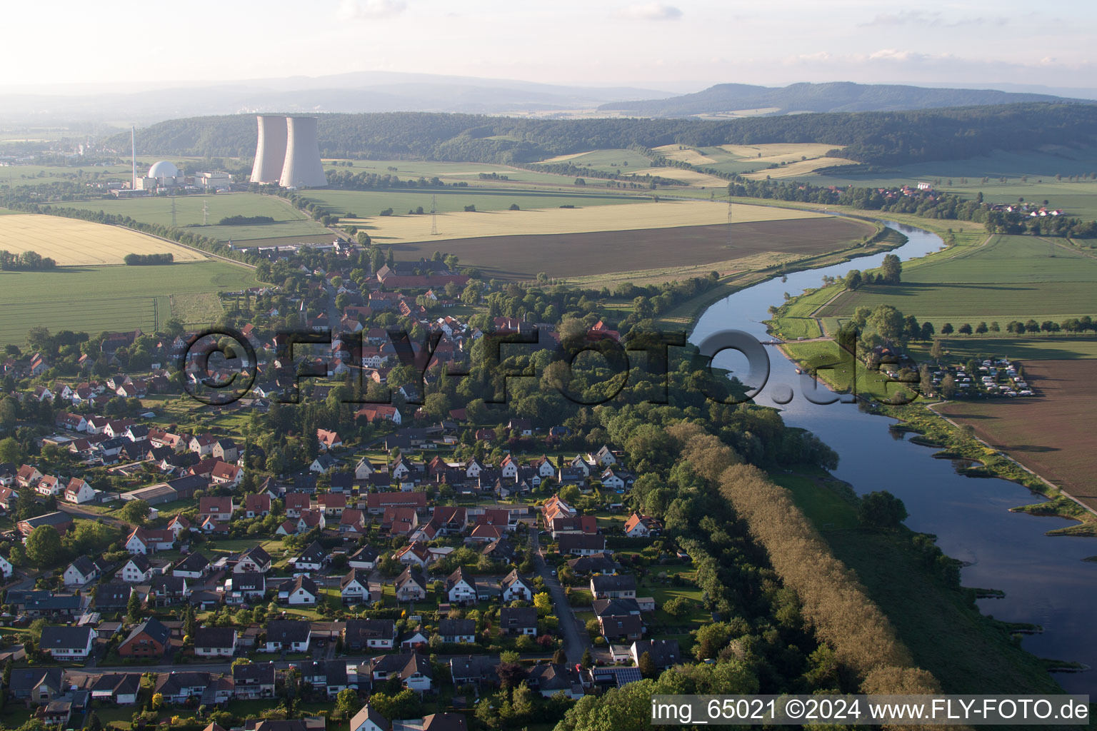 Photographie aérienne de Blocs réacteurs, structures de tours de refroidissement et installations de la centrale nucléaire - centrale nucléaire - centrale nucléaire Grohnde sur la Weser à le quartier Grohnde in Emmerthal dans le département Basse-Saxe, Allemagne