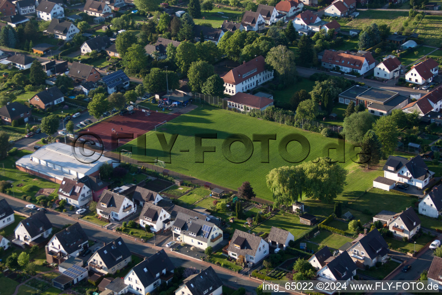 Vue aérienne de Salle et terrain de sport à le quartier Grohnde in Emmerthal dans le département Basse-Saxe, Allemagne