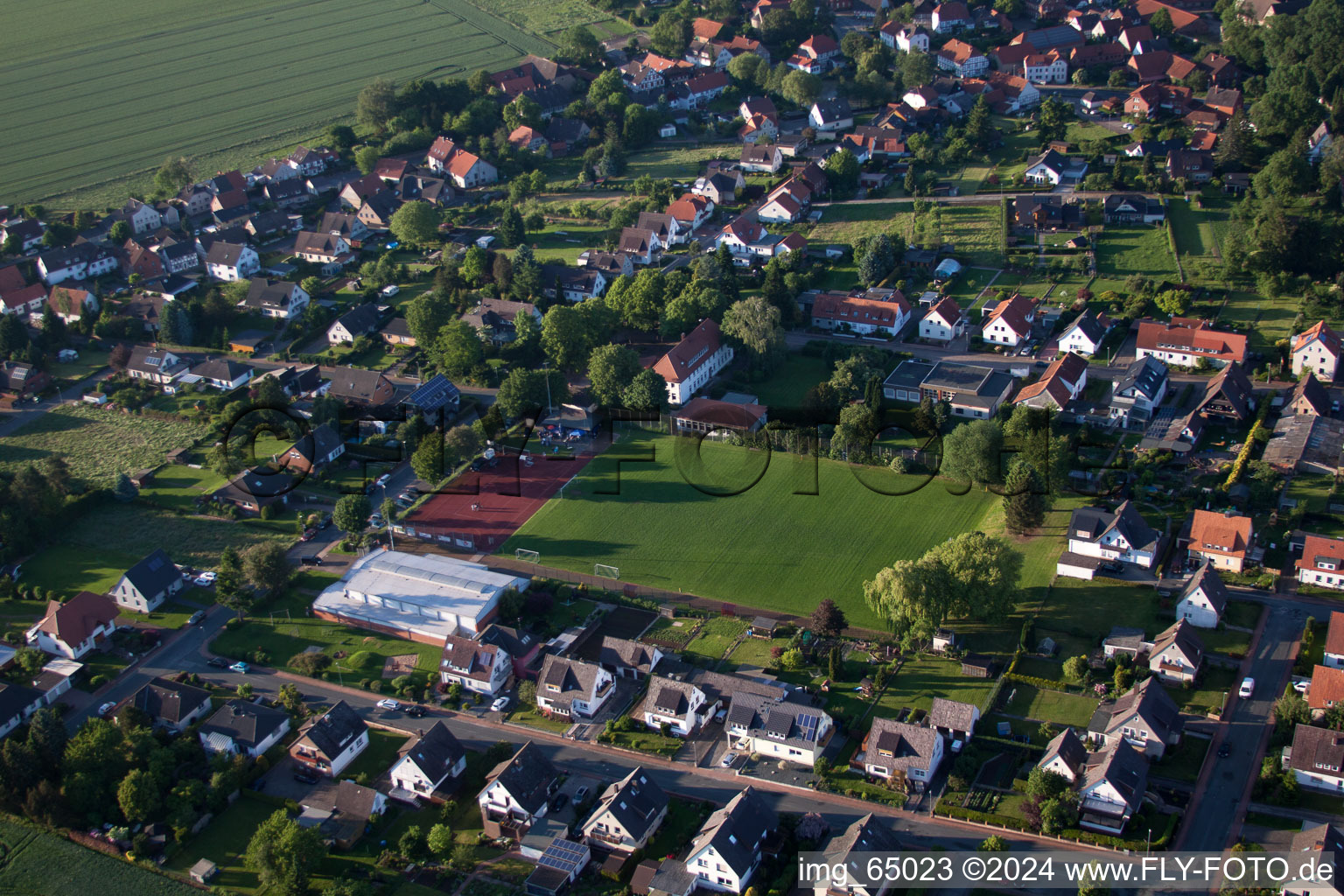 Vue aérienne de Salle et terrain de sport à le quartier Grohnde in Emmerthal dans le département Basse-Saxe, Allemagne