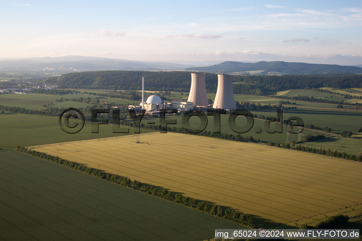 Vue aérienne de Tours de refroidissement de la centrale nucléaire Grohnde à le quartier Grohnde in Emmerthal dans le département Basse-Saxe, Allemagne