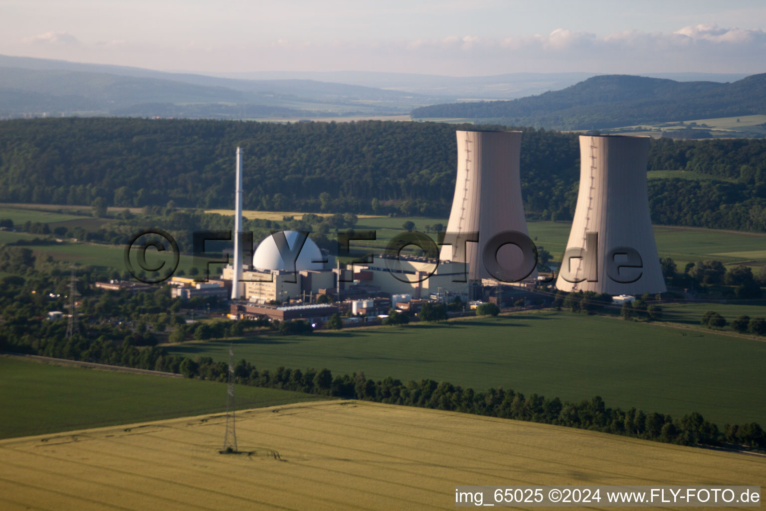 Vue aérienne de Tours de refroidissement de la centrale nucléaire Grohnde à le quartier Grohnde in Emmerthal dans le département Basse-Saxe, Allemagne