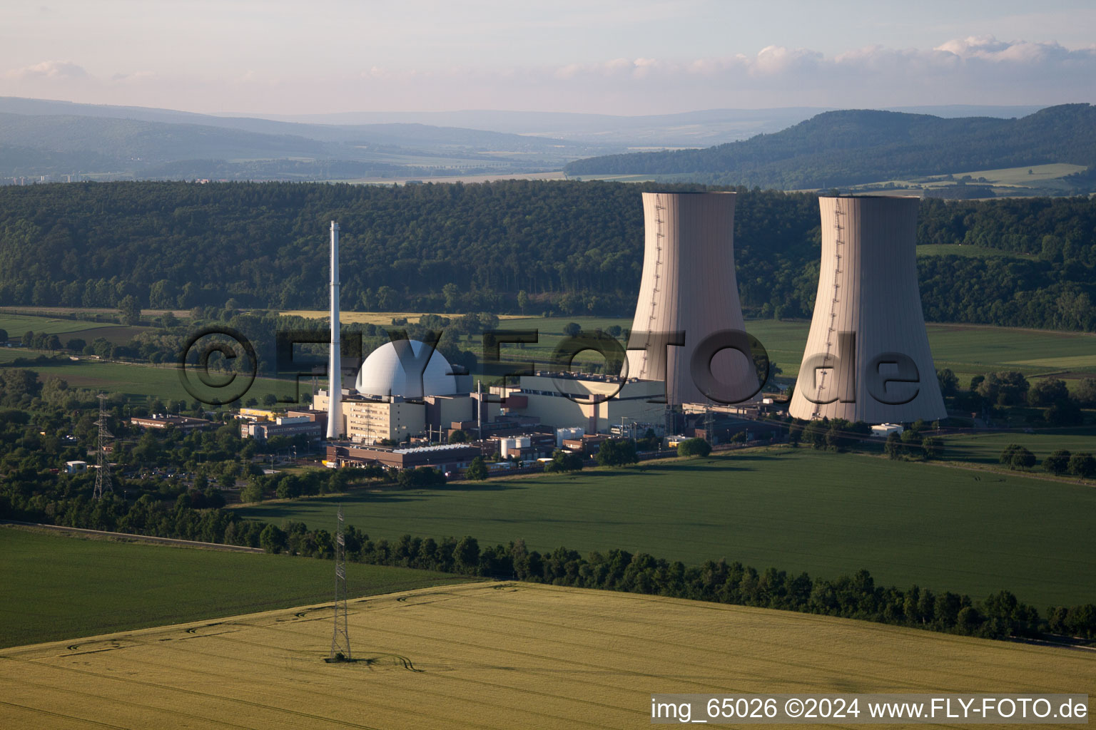 Vue oblique de Blocs réacteurs, structures de tours de refroidissement et installations de la centrale nucléaire - centrale nucléaire - centrale nucléaire Grohnde sur la Weser à le quartier Grohnde in Emmerthal dans le département Basse-Saxe, Allemagne