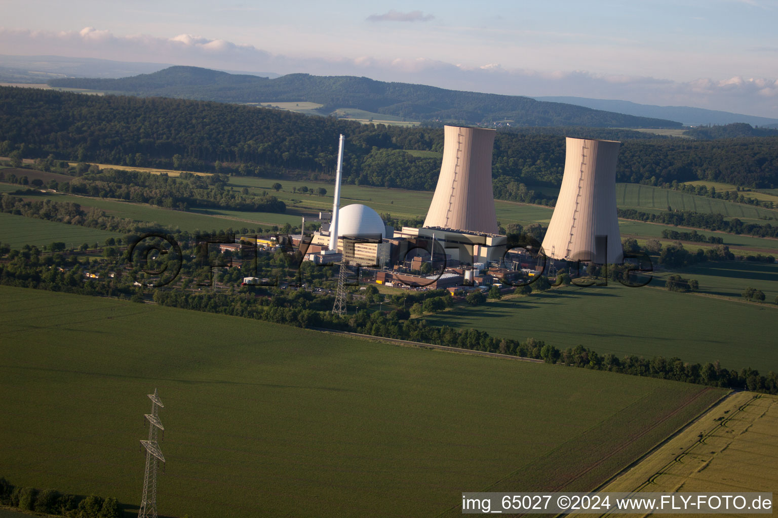 Photographie aérienne de Tours de refroidissement de la centrale nucléaire Grohnde à le quartier Grohnde in Emmerthal dans le département Basse-Saxe, Allemagne