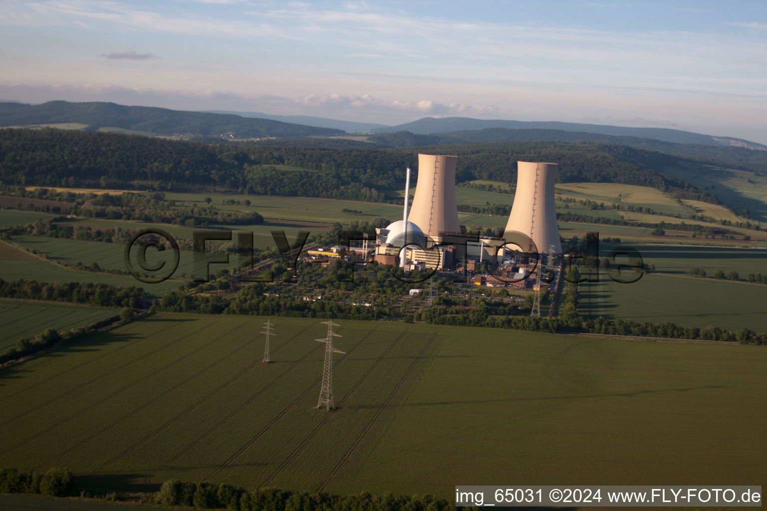 Vue oblique de Tours de refroidissement de la centrale nucléaire Grohnde à le quartier Grohnde in Emmerthal dans le département Basse-Saxe, Allemagne