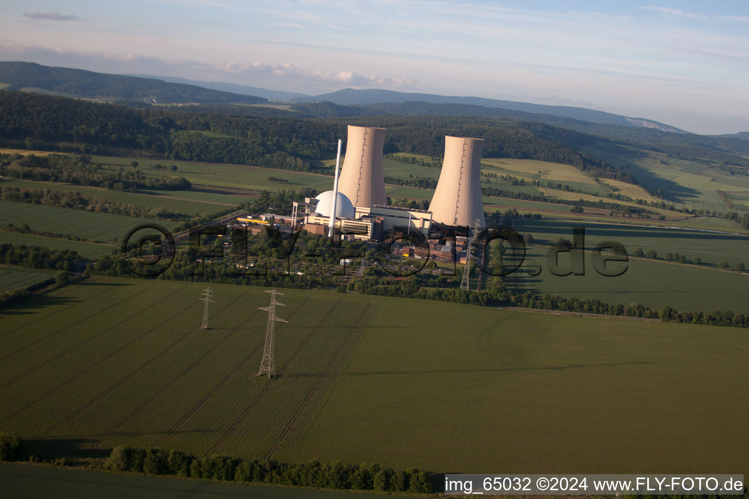 Tours de refroidissement de la centrale nucléaire Grohnde à le quartier Grohnde in Emmerthal dans le département Basse-Saxe, Allemagne d'en haut