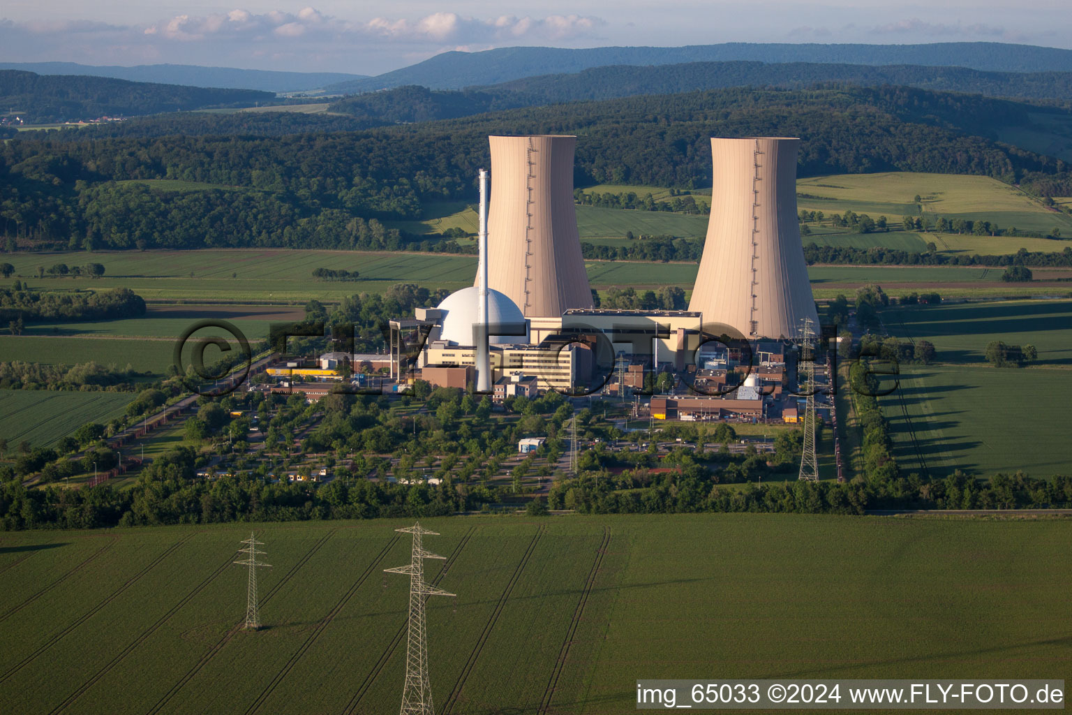 Blocs réacteurs, structures et systèmes de tour de refroidissement de la centrale nucléaire - centrale nucléaire - centrale nucléaire Grohnde sur la Weser à Emmerthal à Grohnde dans le département Basse-Saxe, Allemagne d'en haut