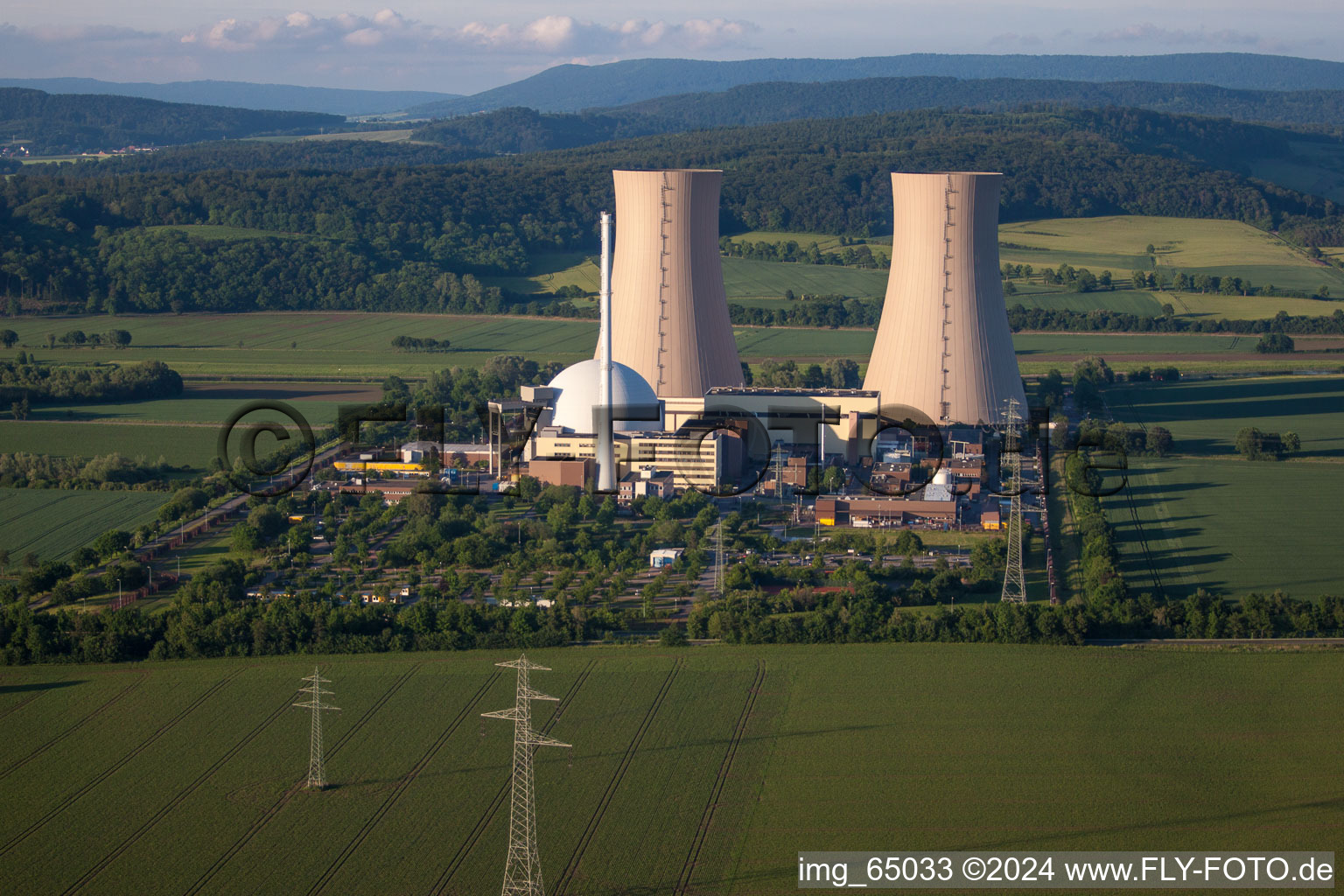 Blocs réacteurs, structures de tours de refroidissement et installations de la centrale nucléaire - centrale nucléaire - centrale nucléaire Grohnde sur la Weser à le quartier Grohnde in Emmerthal dans le département Basse-Saxe, Allemagne d'en haut