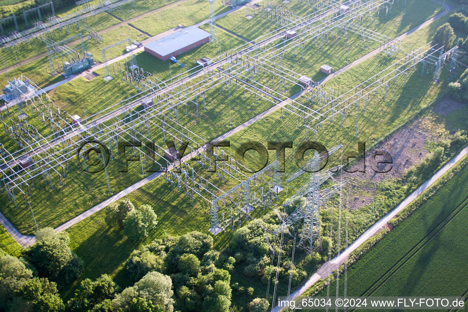 Vue aérienne de Superficie de la sous-station de conversion de tension et d'alimentation électrique de la centrale nucléaire Grohnde à le quartier Grohnde in Emmerthal dans le département Basse-Saxe, Allemagne