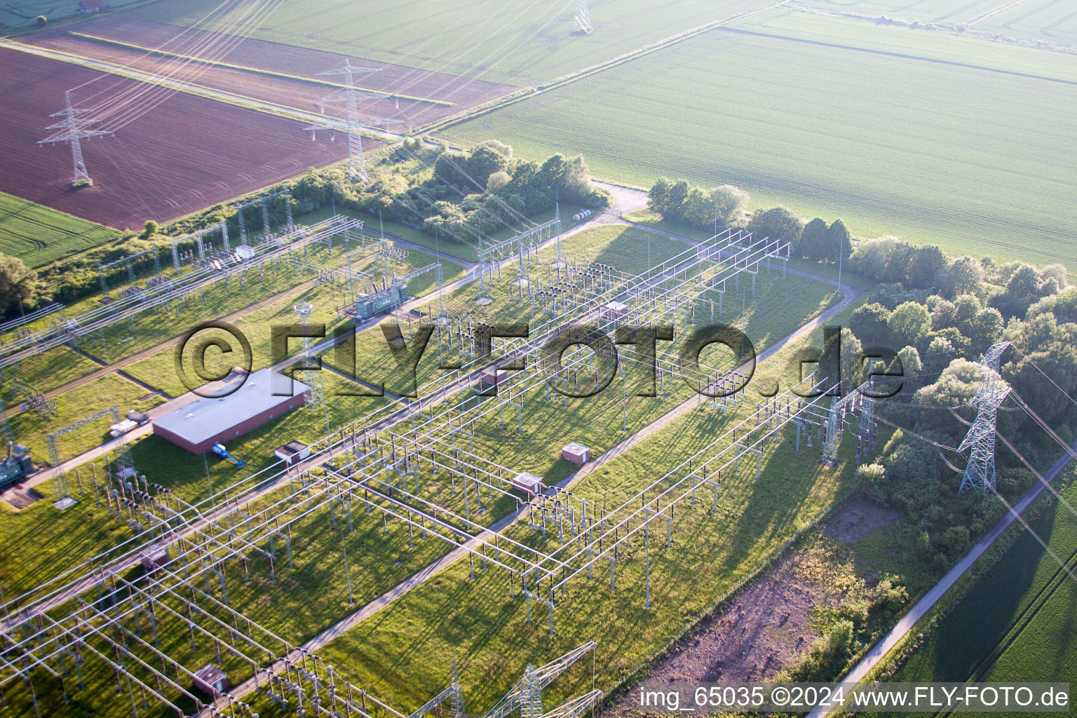 Vue aérienne de Sous-station Grohnde à le quartier Grohnde in Emmerthal dans le département Basse-Saxe, Allemagne