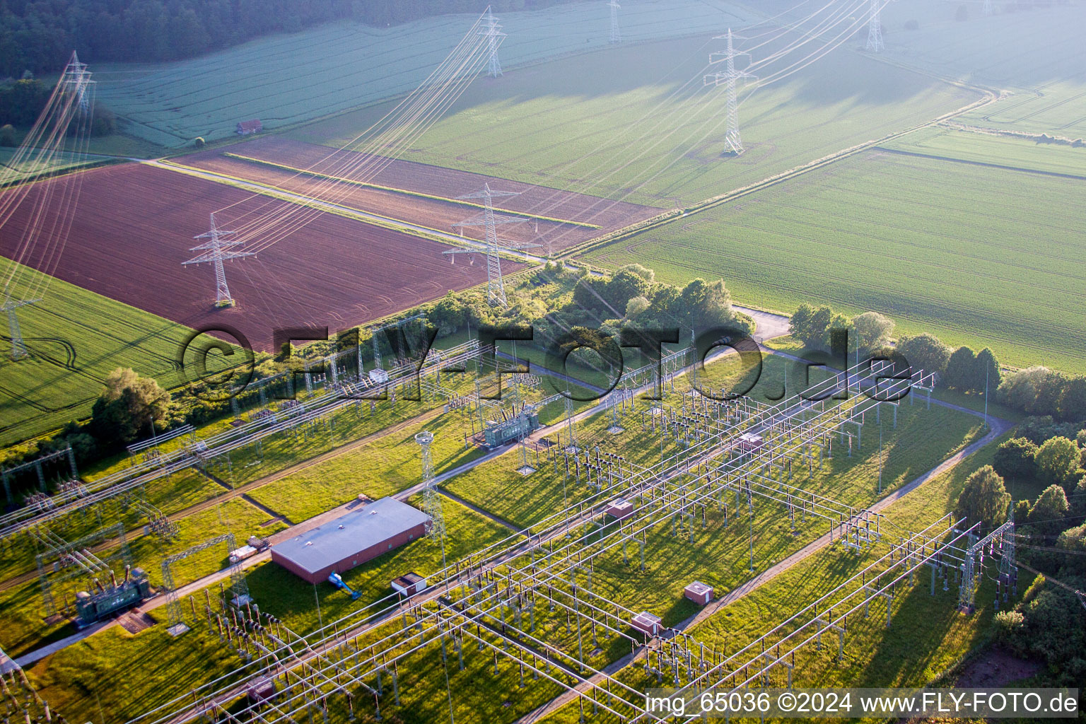 Photographie aérienne de Sous-station Grohnde à le quartier Grohnde in Emmerthal dans le département Basse-Saxe, Allemagne