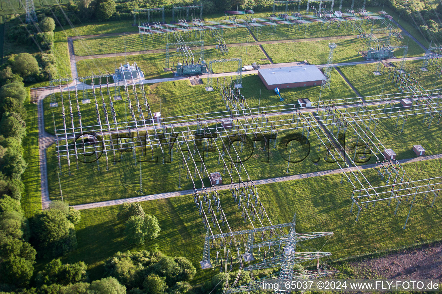 Vue aérienne de Superficie de la sous-station de conversion de tension et d'alimentation électrique de la centrale nucléaire Grohnde à le quartier Grohnde in Emmerthal dans le département Basse-Saxe, Allemagne