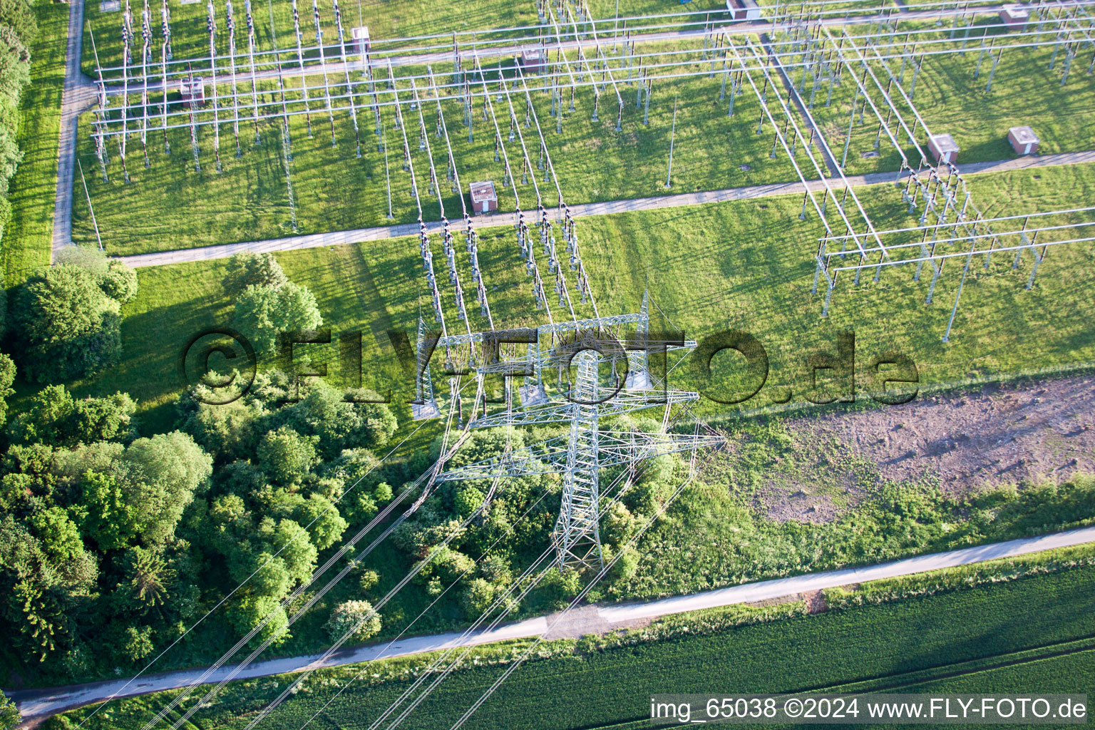 Vue oblique de Sous-station Grohnde à le quartier Grohnde in Emmerthal dans le département Basse-Saxe, Allemagne