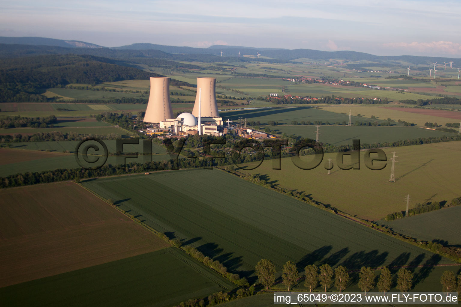 Centrale nucléaire à Grohnde dans le département Basse-Saxe, Allemagne vu d'un drone