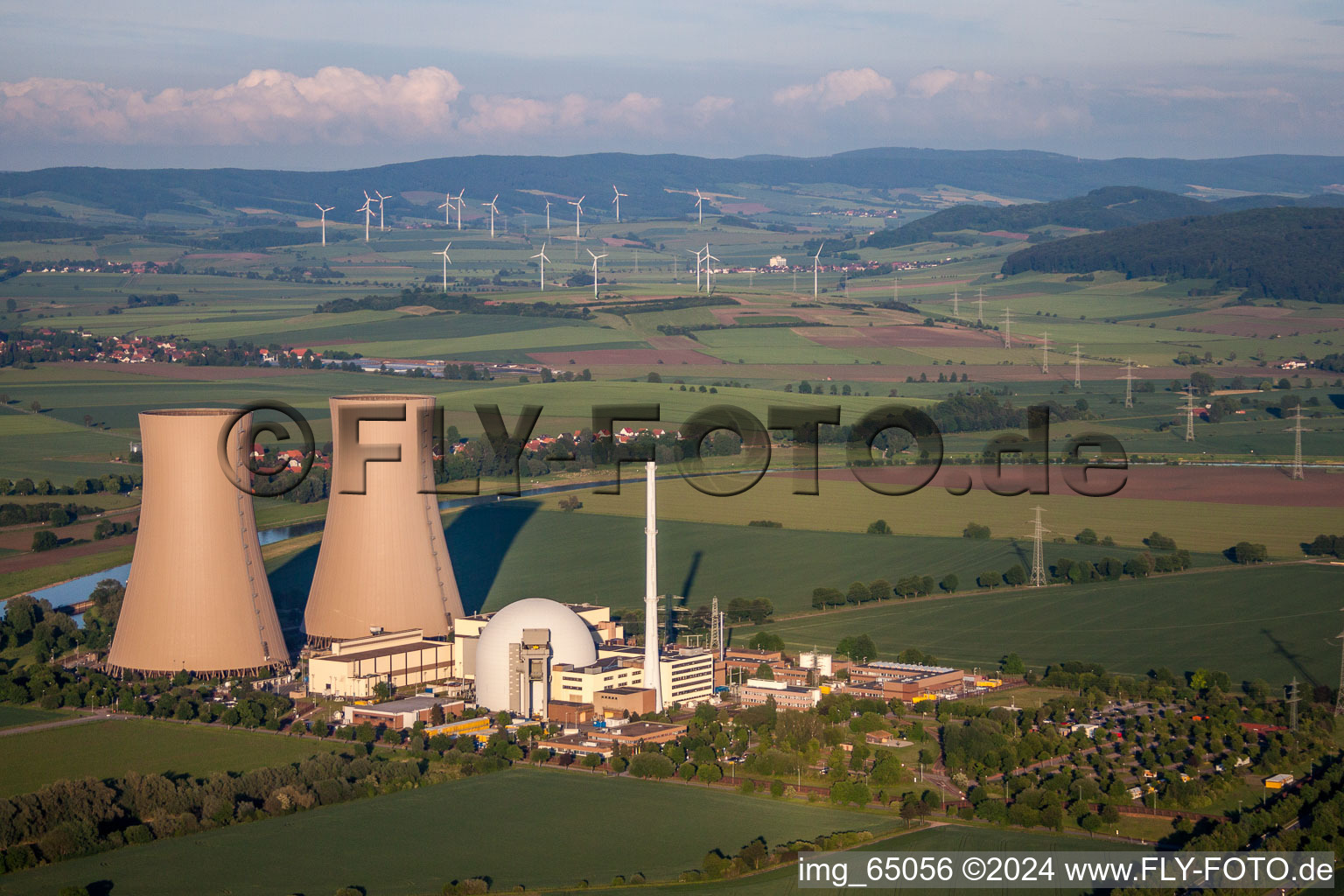 Vue aérienne de Blocs réacteurs, structures de tours de refroidissement et installations de la centrale nucléaire - centrale nucléaire - centrale nucléaire Grohnde à le quartier Grohnde in Emmerthal dans le département Basse-Saxe, Allemagne