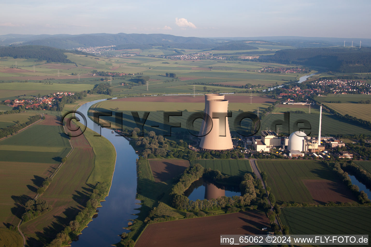 Vue aérienne de Blocs réacteurs, structures de tours de refroidissement et installations de la centrale nucléaire - centrale nucléaire - centrale nucléaire Grohnde à le quartier Grohnde in Emmerthal dans le département Basse-Saxe, Allemagne