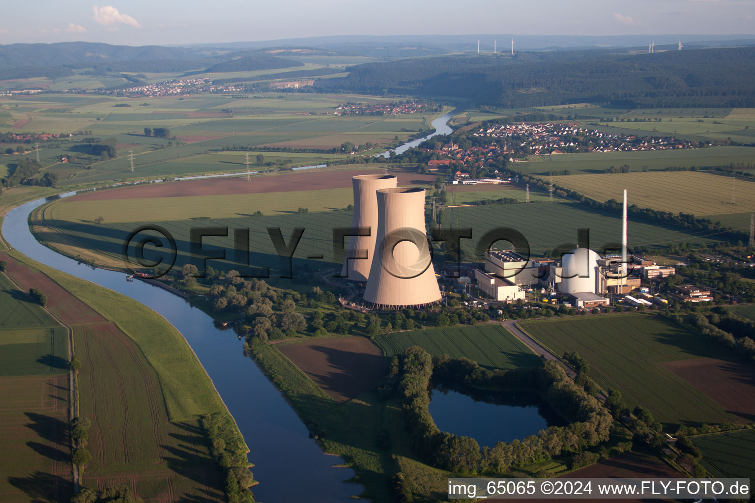 Centrale nucléaire à le quartier Grohnde in Emmerthal dans le département Basse-Saxe, Allemagne vue d'en haut