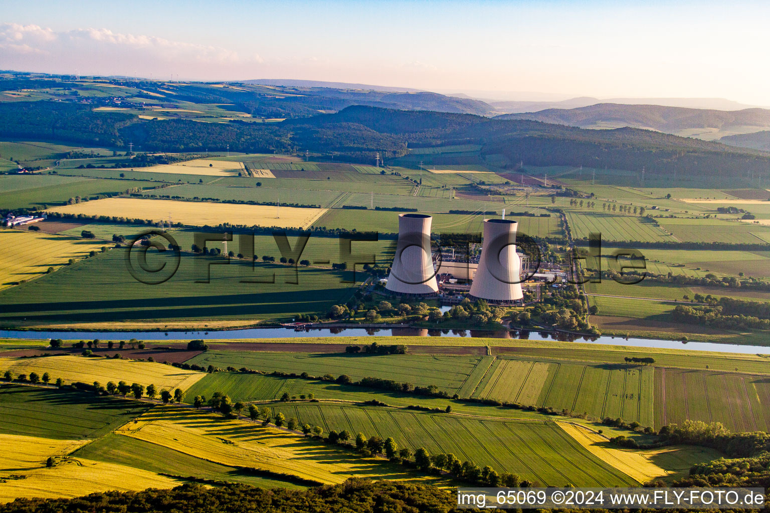 Vue d'oiseau de Centrale nucléaire à le quartier Grohnde in Emmerthal dans le département Basse-Saxe, Allemagne