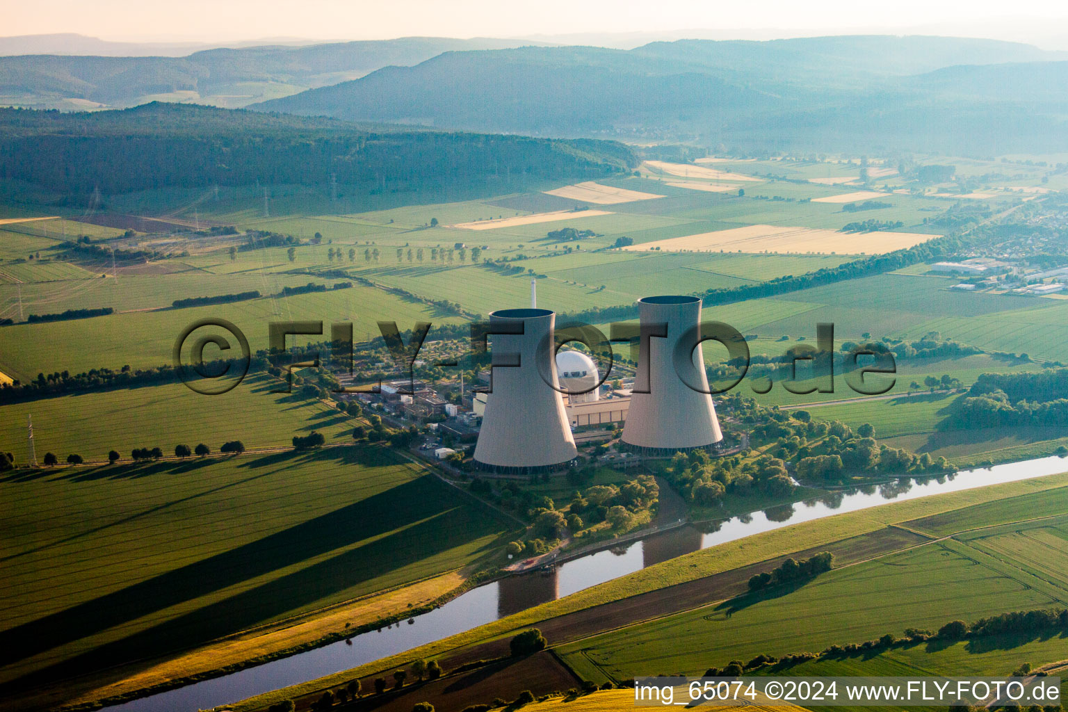 Vue aérienne de Centrale nucléaire de l'Est à le quartier Grohnde in Emmerthal dans le département Basse-Saxe, Allemagne