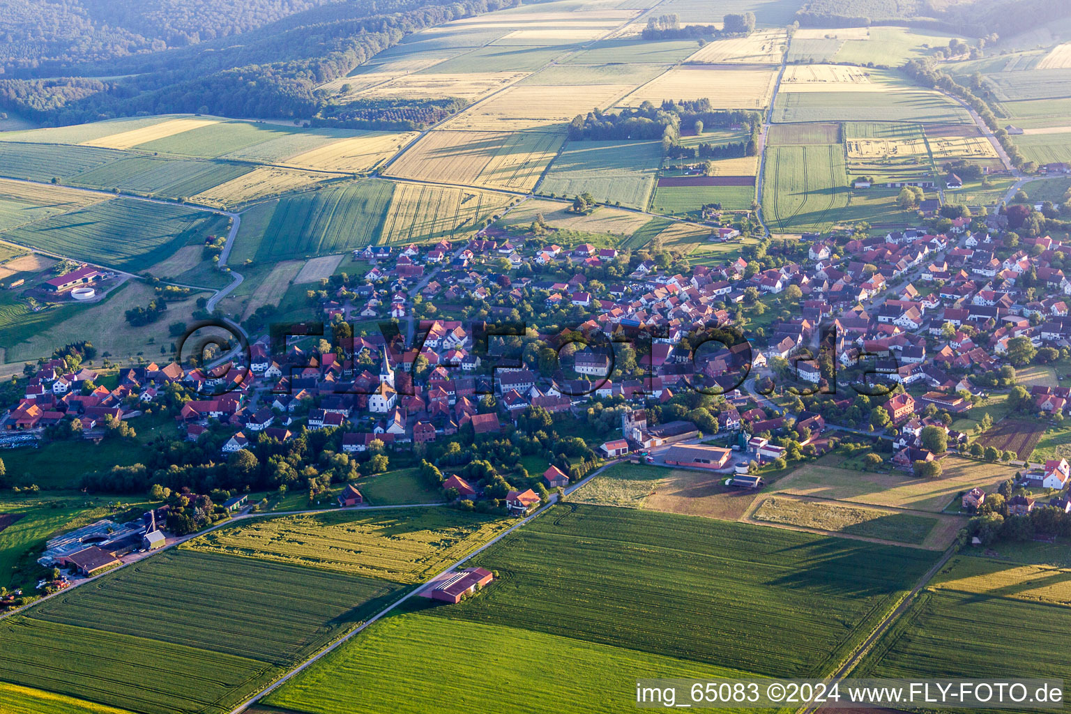 Vue aérienne de Champs agricoles et surfaces utilisables à Ottenstein dans le département Basse-Saxe, Allemagne