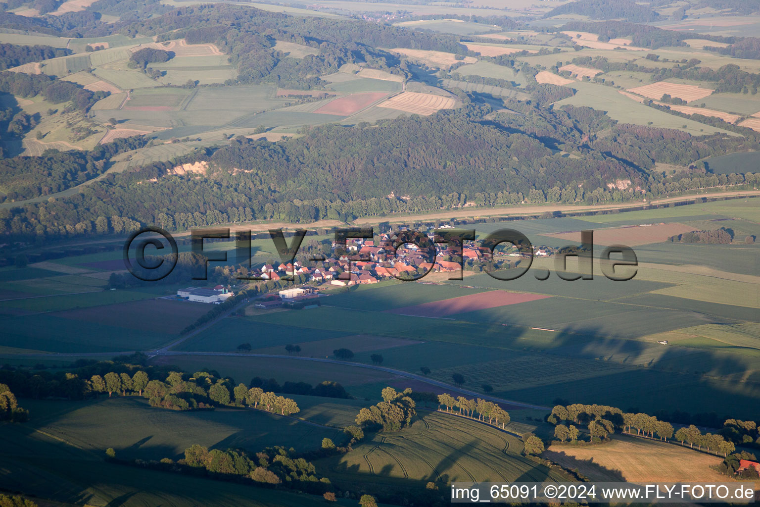 Vue aérienne de Tombes à Brevörde dans le département Basse-Saxe, Allemagne