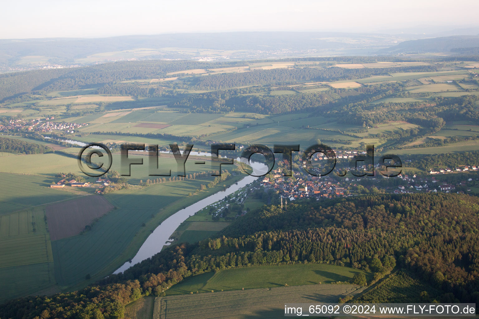 Vue aérienne de Polle dans le département Basse-Saxe, Allemagne