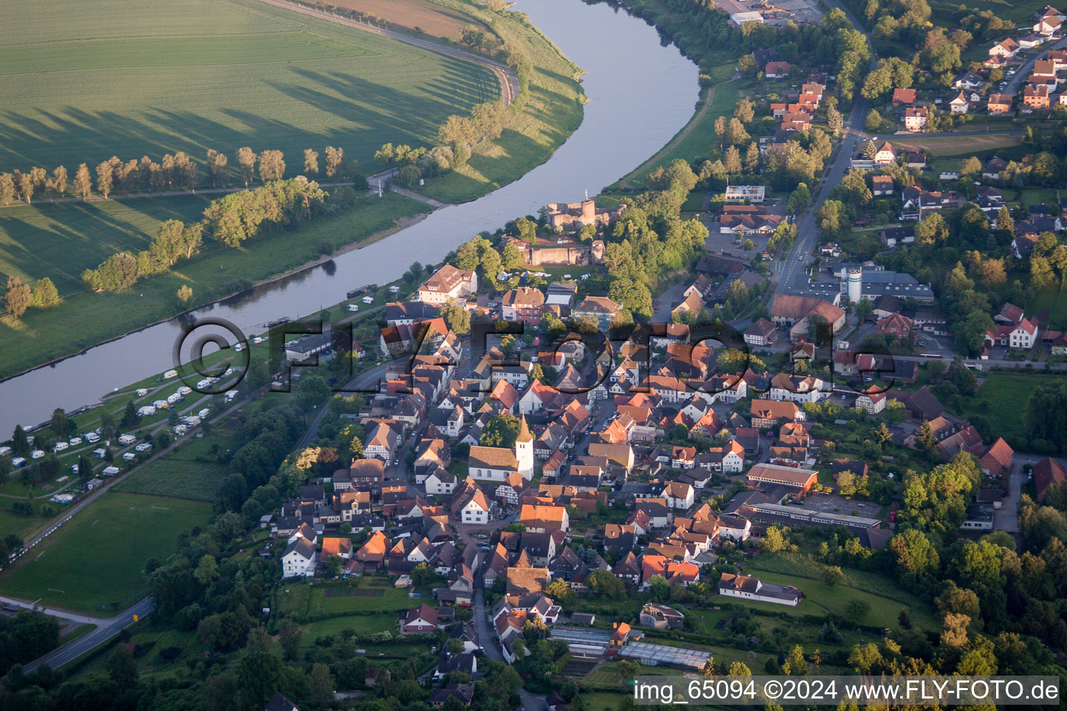 Vue aérienne de Zone riveraine de la Weser à Polle dans le département Basse-Saxe, Allemagne