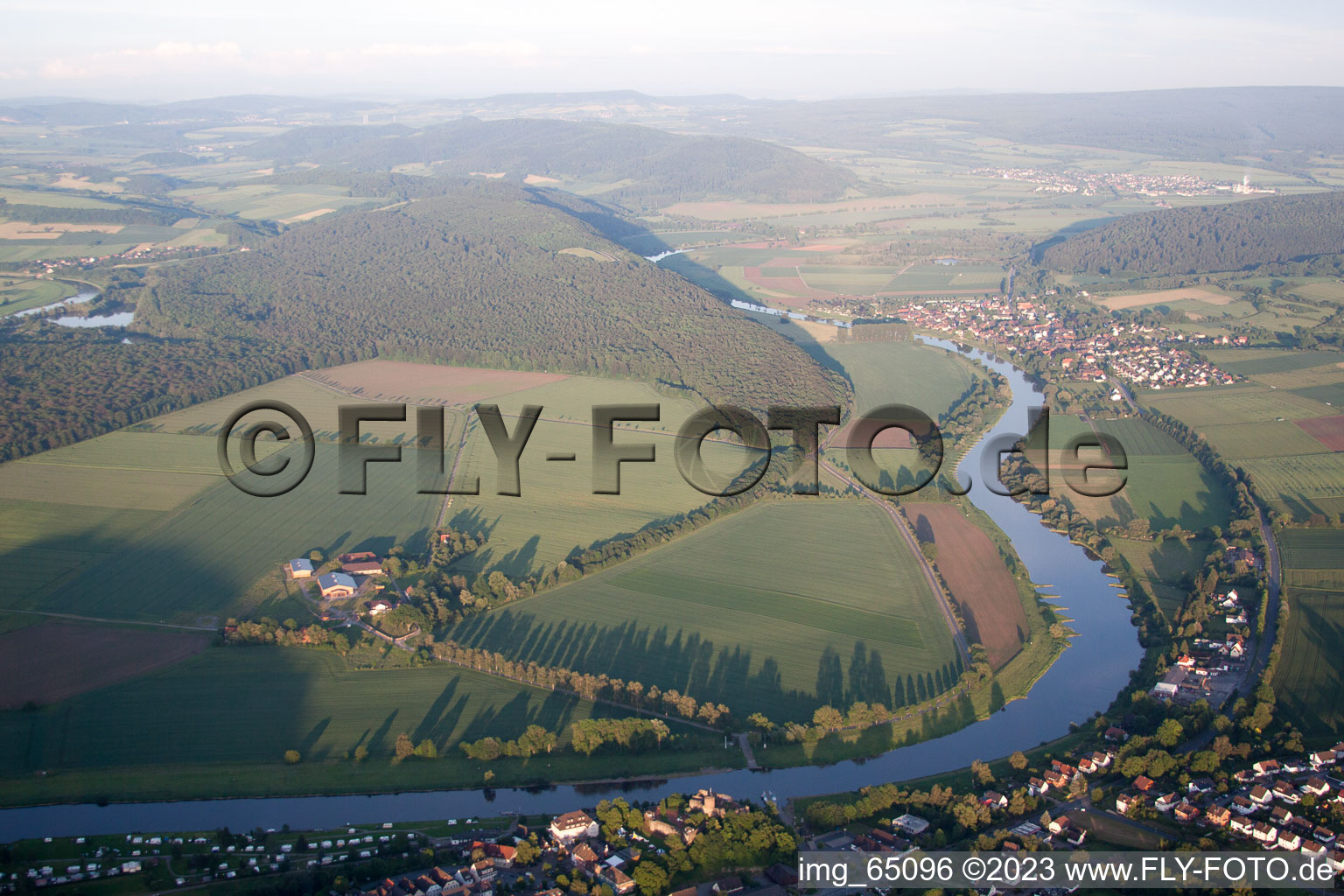 Photographie aérienne de Polle dans le département Basse-Saxe, Allemagne