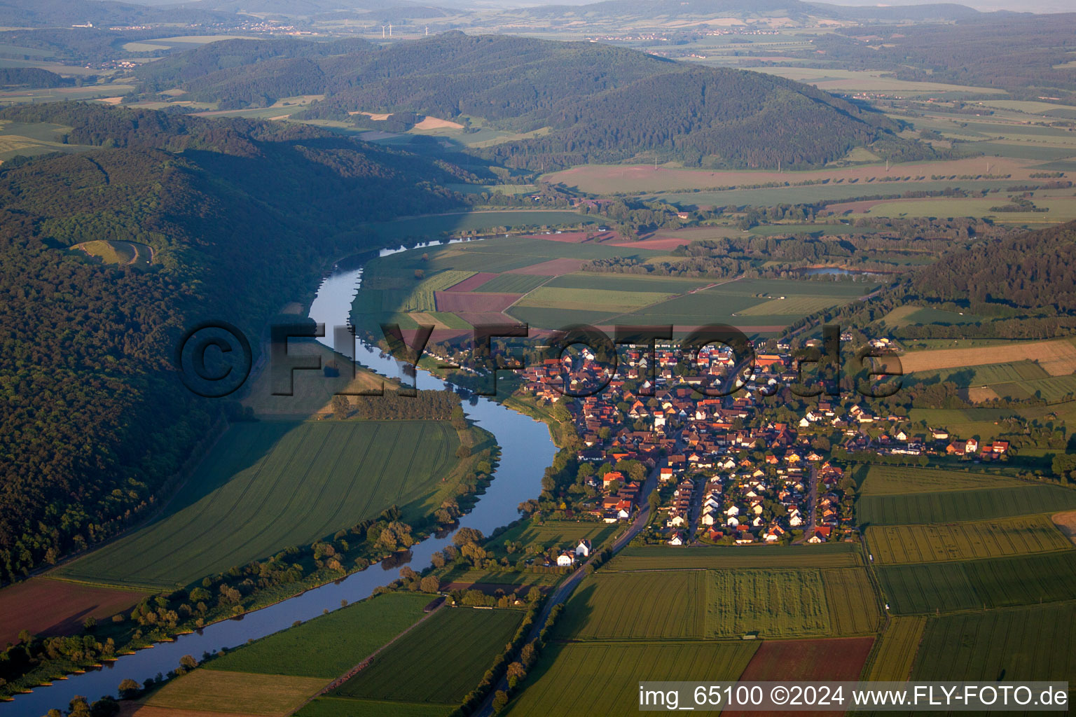 Vue aérienne de Zones riveraines de la Weser à Heinsen dans le département Basse-Saxe, Allemagne