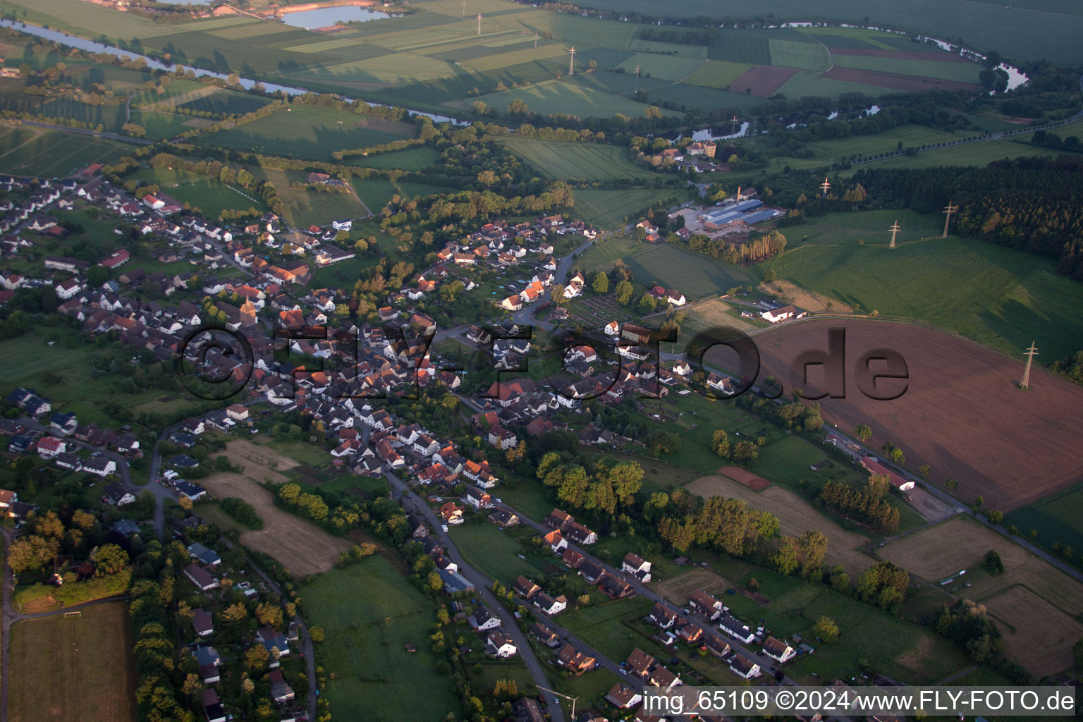 Vue aérienne de Vue des rues et des maisons des quartiers résidentiels à le quartier Albaxen in Höxter dans le département Rhénanie du Nord-Westphalie, Allemagne