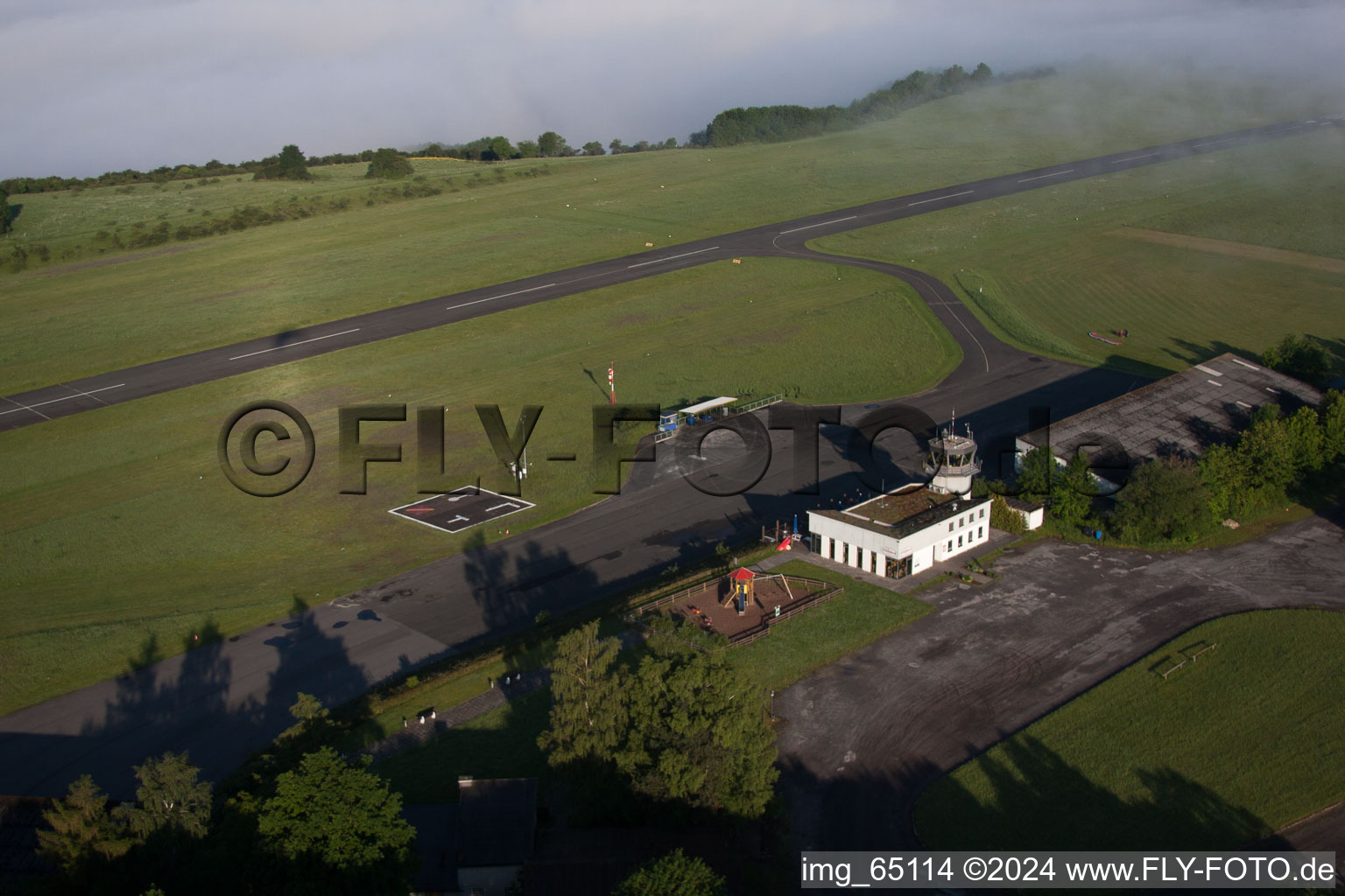 Vue aérienne de Piste avec zone de voie de circulation de l'aérodrome Höxter-Holzminden dans le brouillard matinal sur le Rauschenberg dans le district de Brenkhausen - Rhénanie du Nord-Westphalie à le quartier Albaxen in Höxter dans le département Rhénanie du Nord-Westphalie, Allemagne