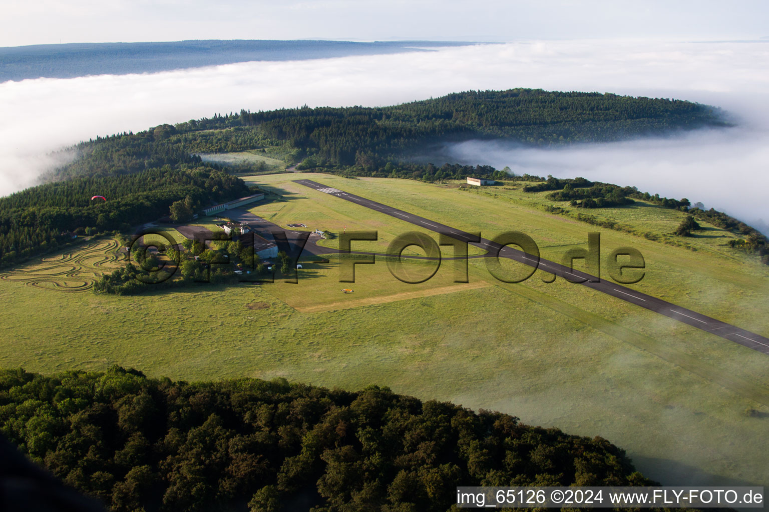 Vue aérienne de Piste avec zone de voie de circulation de l'aérodrome Höxter-Holzminden dans le brouillard matinal sur le Rauschenberg dans le district de Brenkhausen - Rhénanie du Nord-Westphalie à le quartier Albaxen in Höxter dans le département Rhénanie du Nord-Westphalie, Allemagne