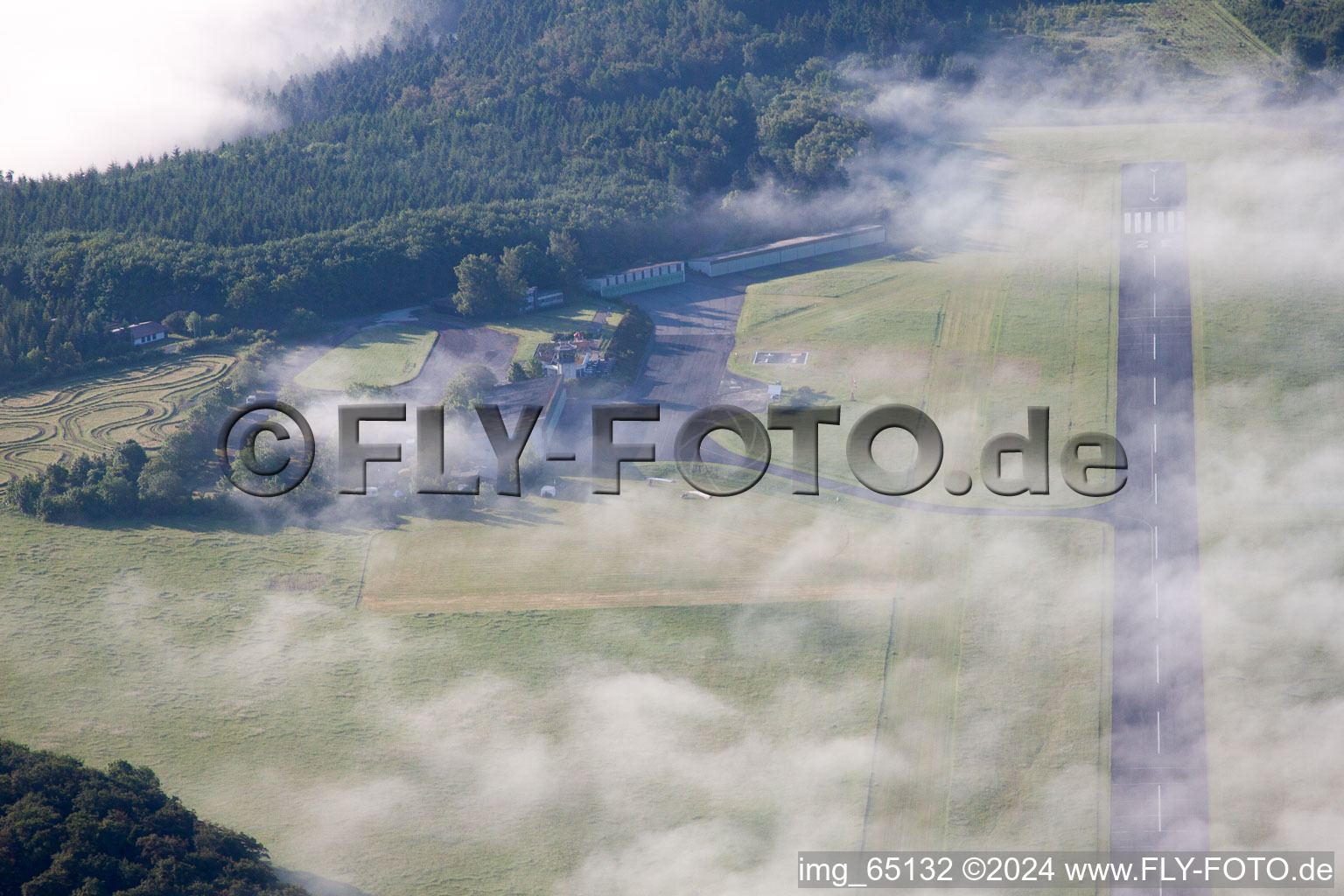 Aérodrome à Höxter dans le département Rhénanie du Nord-Westphalie, Allemagne vue d'en haut