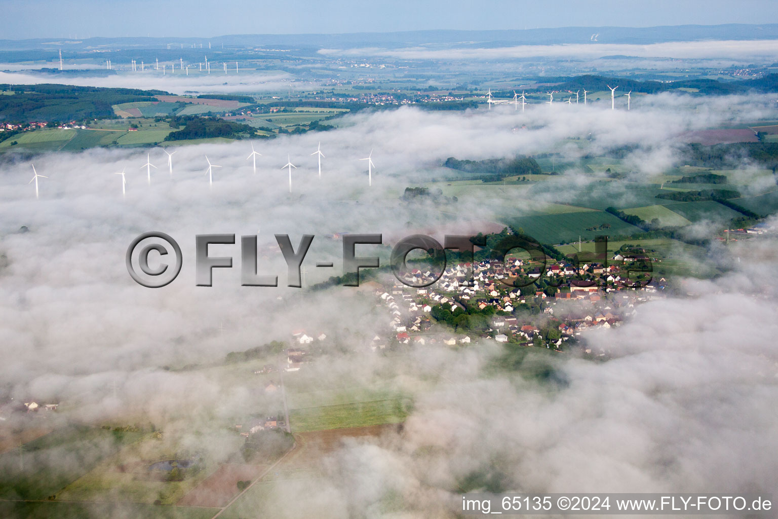 Vue aérienne de Éoliennes (WEA) - parc éolien - sur un champ dans le brouillard matinal dans le district de Fürstenau à le quartier Bödexen in Höxter dans le département Rhénanie du Nord-Westphalie, Allemagne