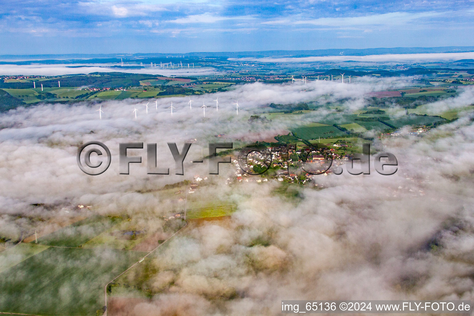 Vue aérienne de Localisation dans le brouillard devant le parc éolien Fürstenau à le quartier Fürstenau in Höxter dans le département Rhénanie du Nord-Westphalie, Allemagne