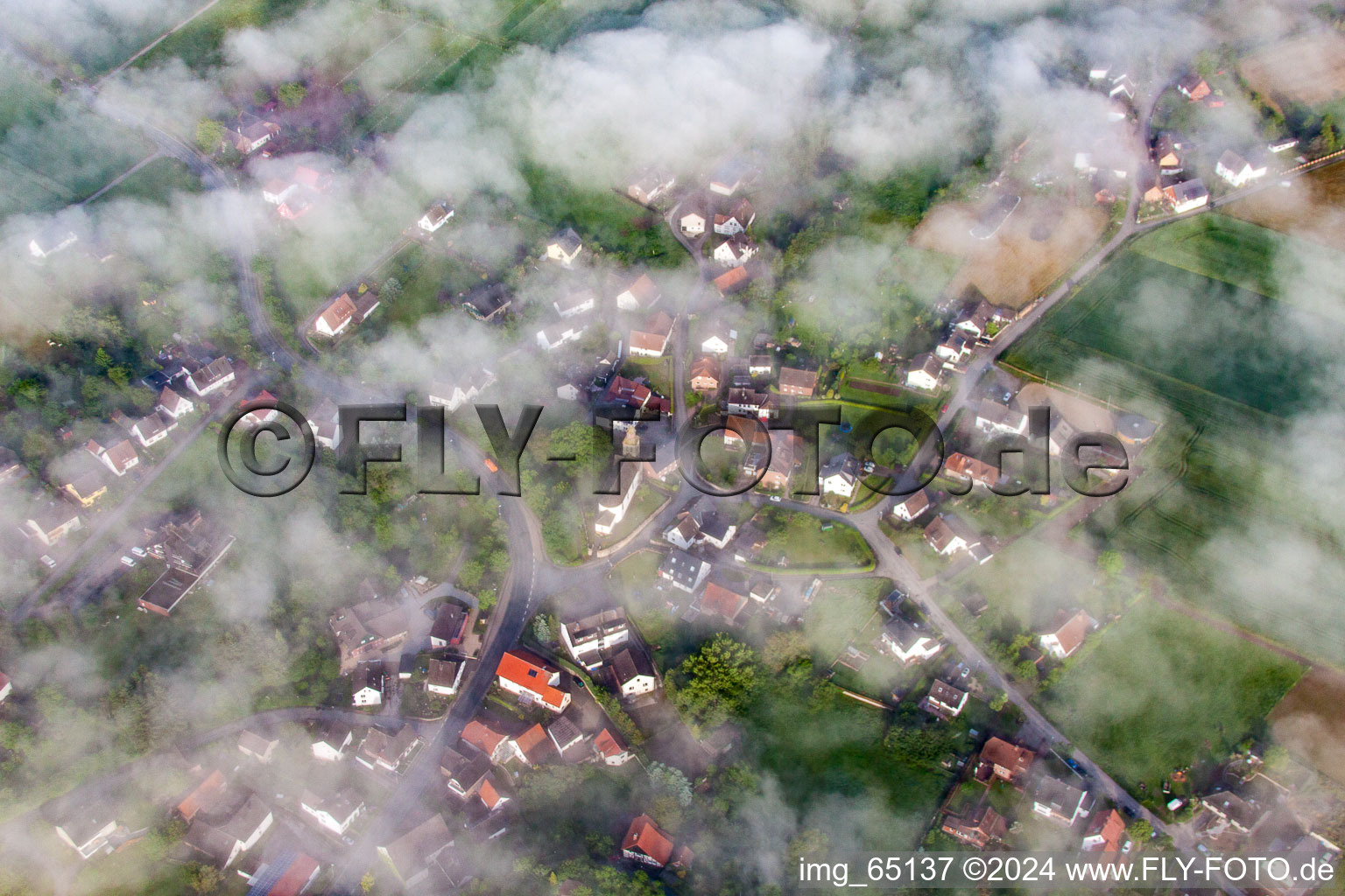 Vue aérienne de Placer dans le brouillard à le quartier Bödexen in Höxter dans le département Rhénanie du Nord-Westphalie, Allemagne